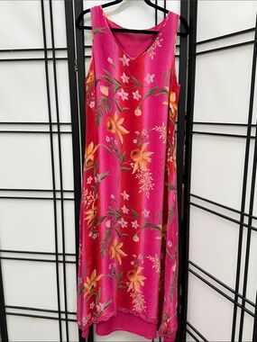 Silk Floral V-Neck Shell by SILKS by I I.S.C.